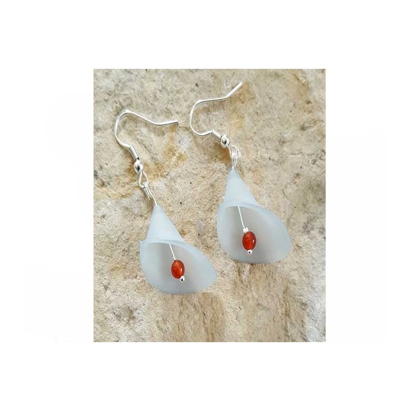 Fleur d'Arum acylique 25mm sur boucles